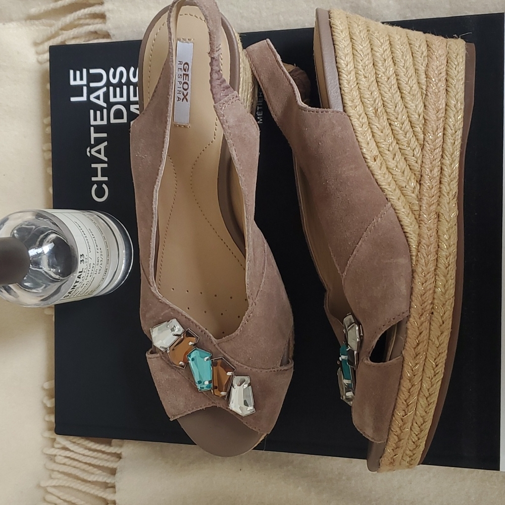 New Geox wedge sandals in size 38M.